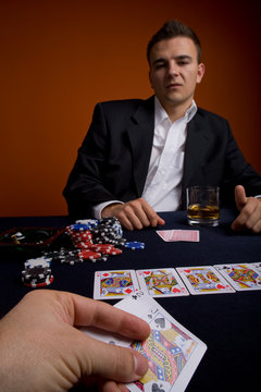 玩家在问鼎娱乐棋牌对战中交流